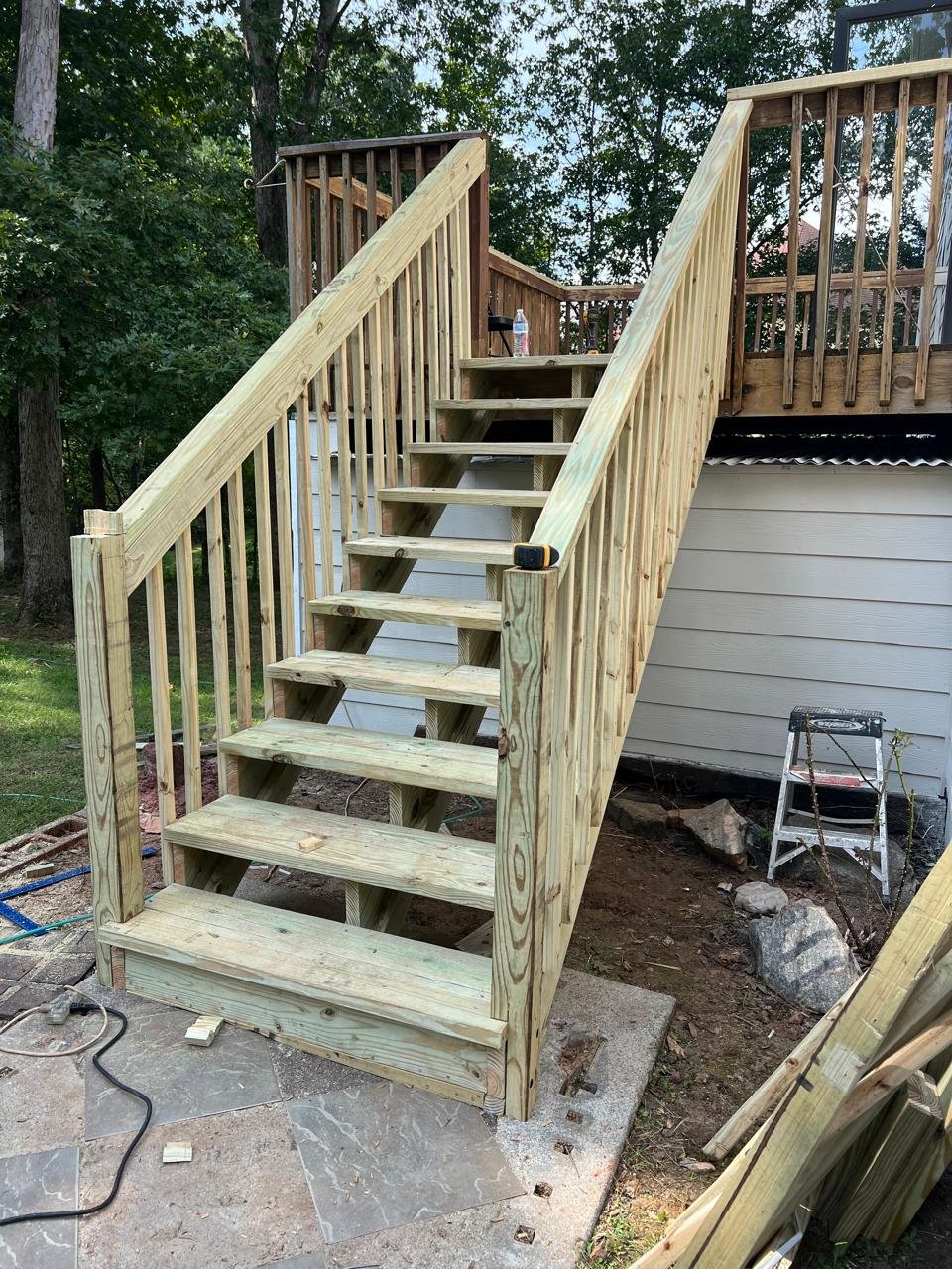Escaleras de madera con barandas blancas