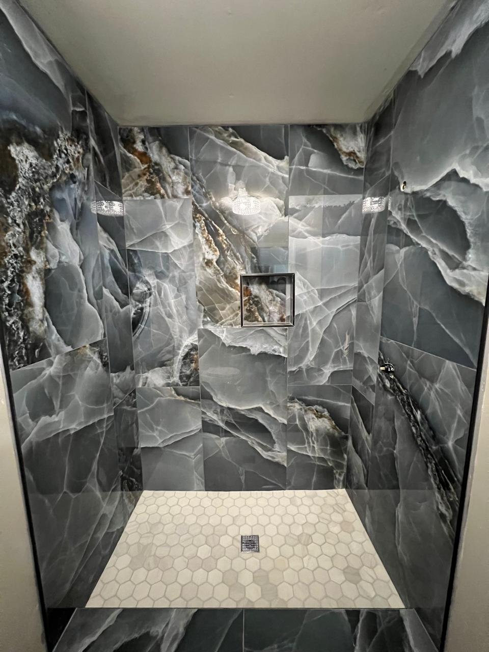 Deck elevado con toldo negro