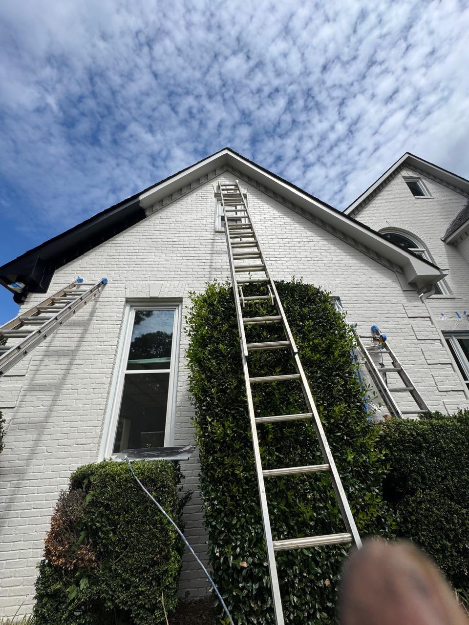 Piscina con cascada y deck alrededor