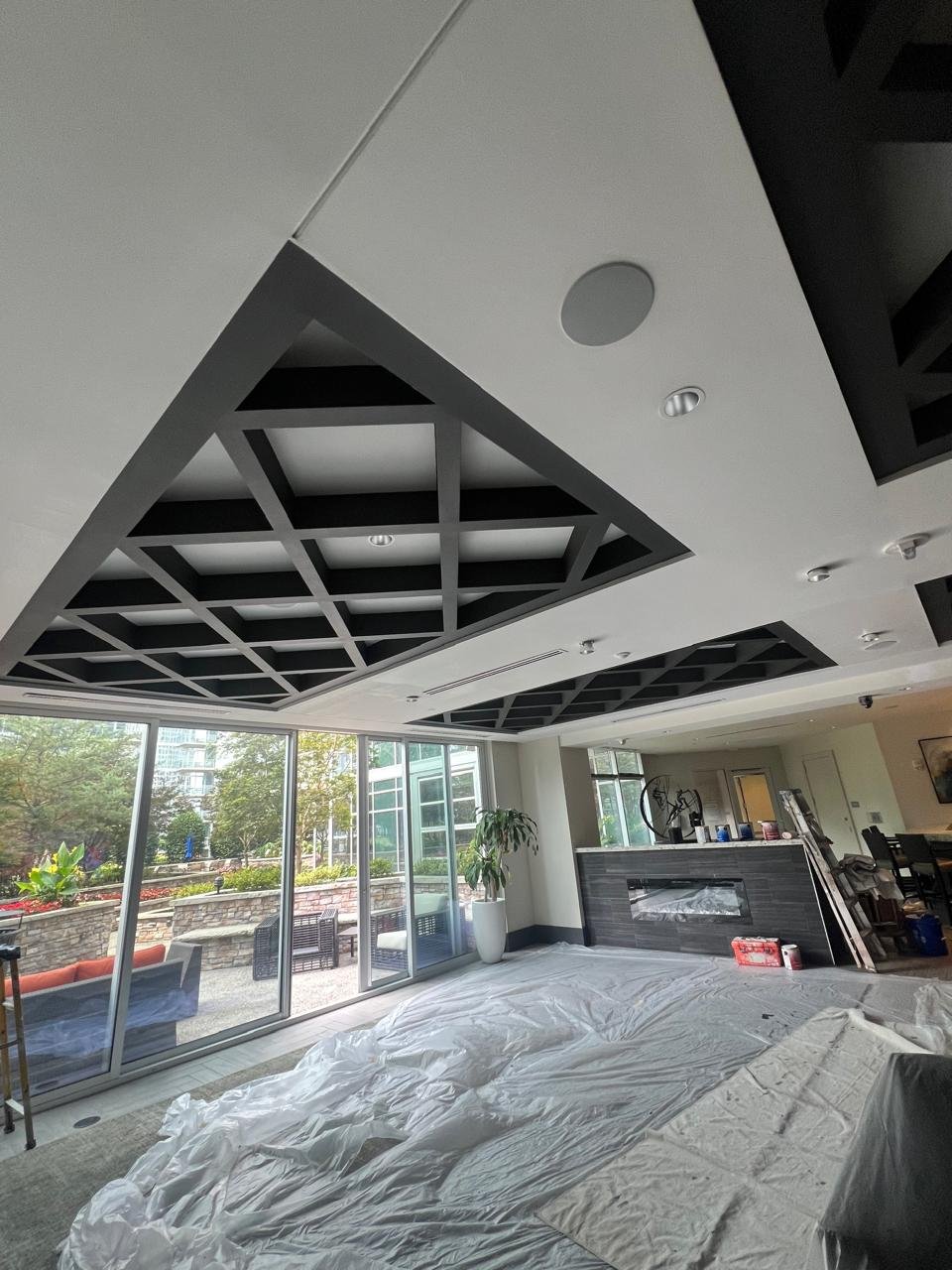 Deck de madera moderna con escaleras